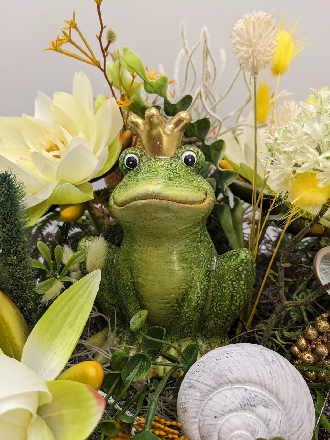 Sommergesteck Schnecke Frosch Seerose weiß