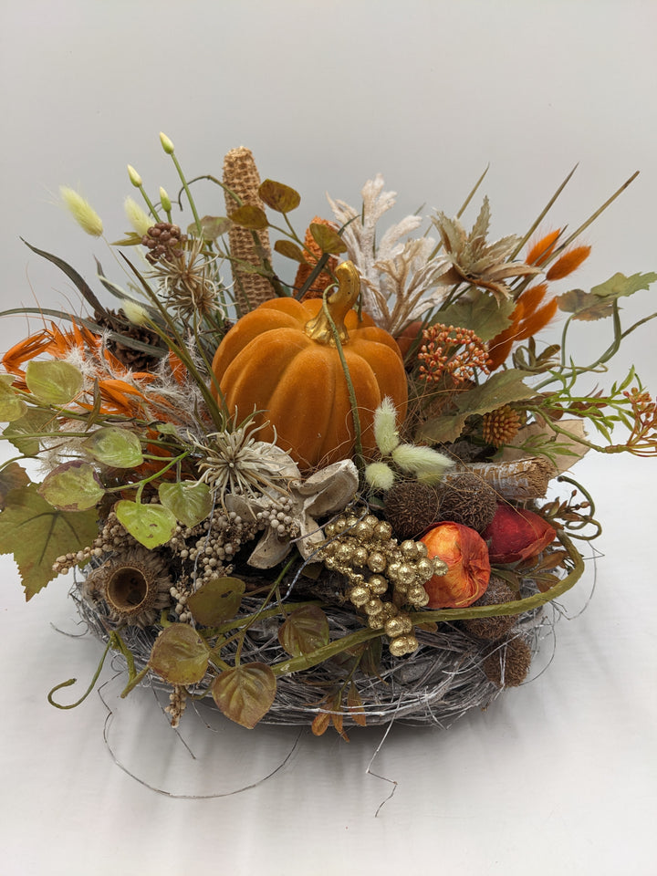 Herbstgesteck Kürbis Apfel Maiskolben orange