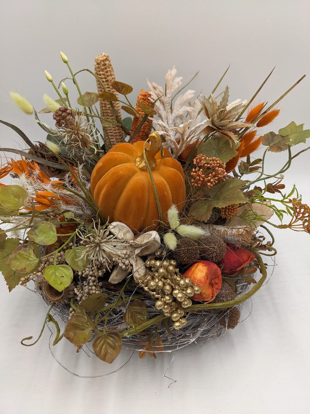 Herbstgesteck Kürbis Apfel Maiskolben orange