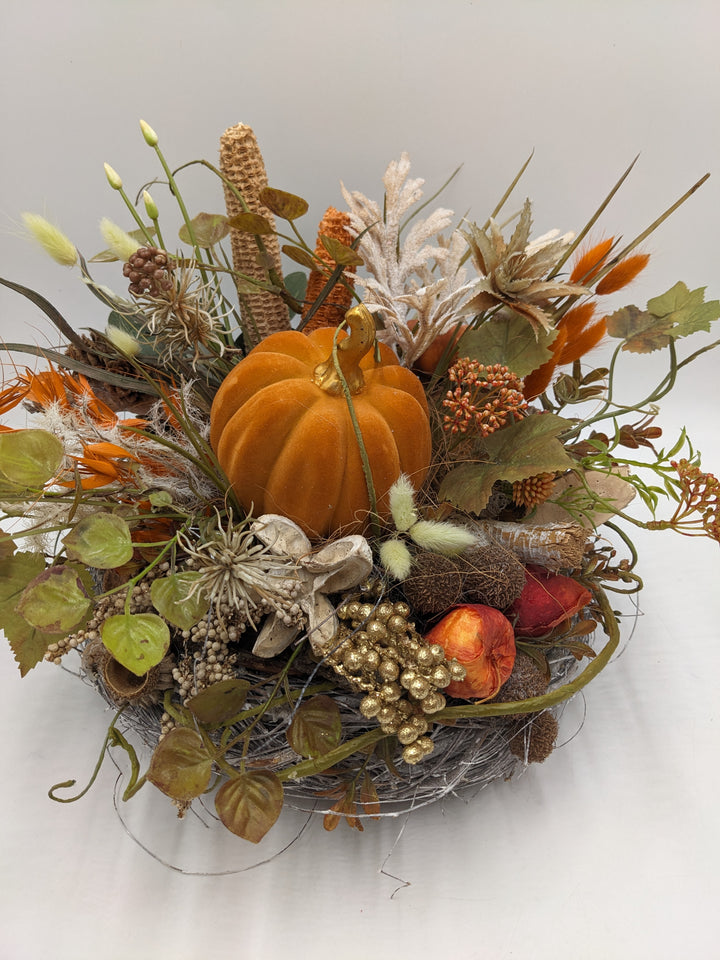 Herbstgesteck Kürbis Apfel Maiskolben orange