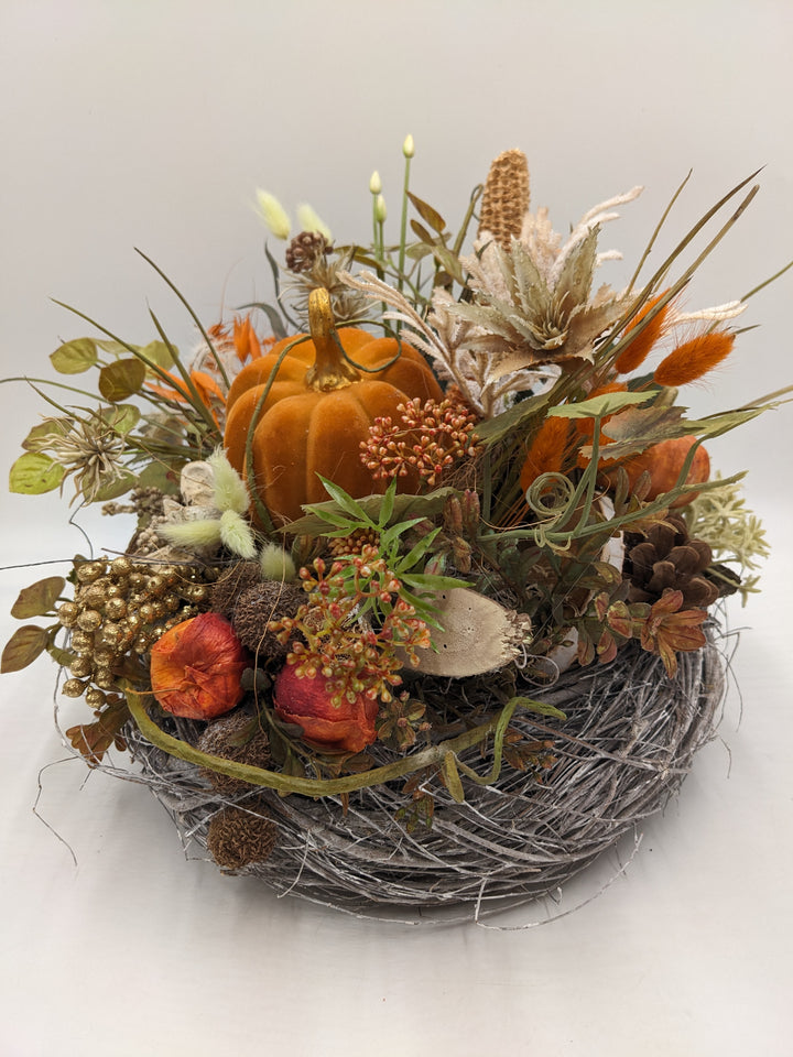 Herbstgesteck Kürbis Apfel Maiskolben orange