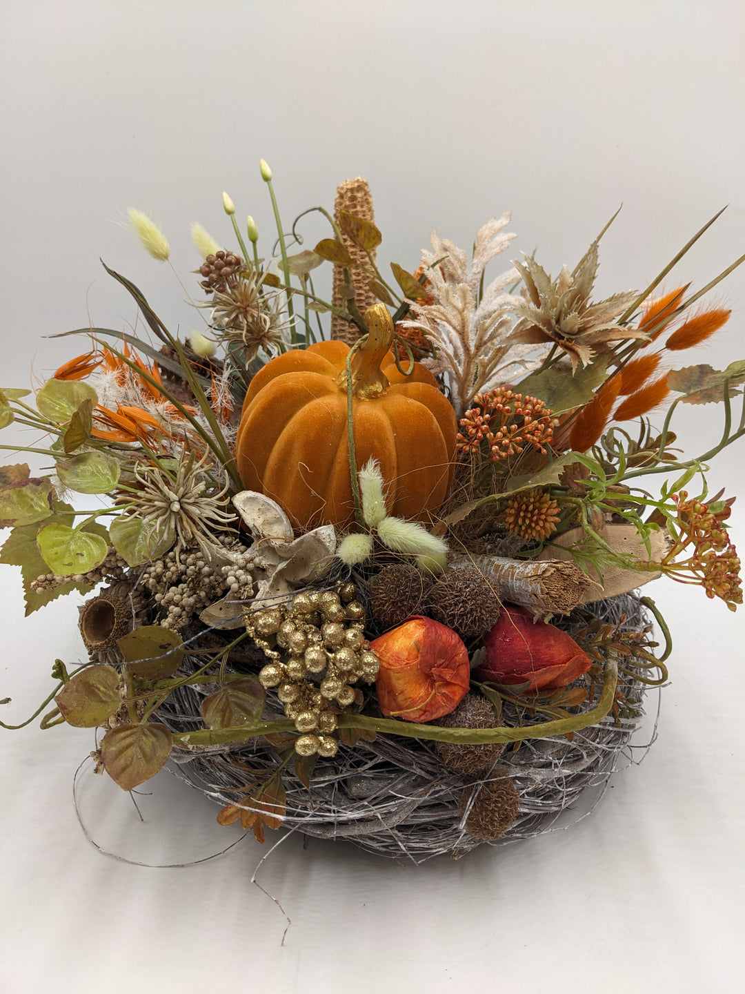 Herbstgesteck Kürbis Apfel Maiskolben orange