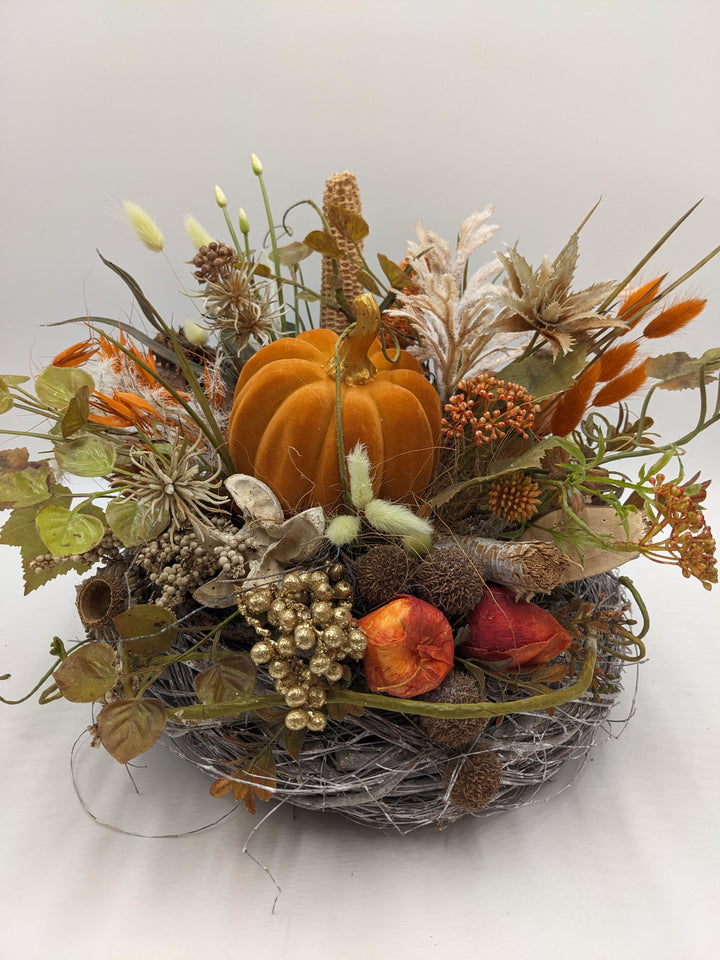 Herbstgesteck Kürbis Apfel Maiskolben orange