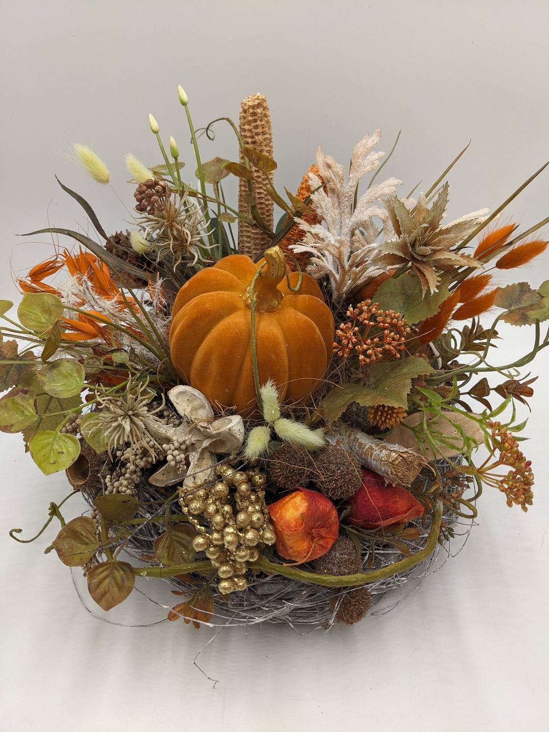 Herbstgesteck Kürbis Apfel Maiskolben orange