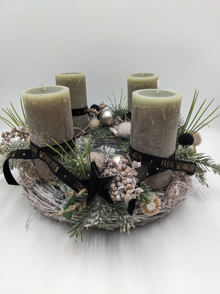 Weihnachtskranz Kugel Stern Beeren lindgrün