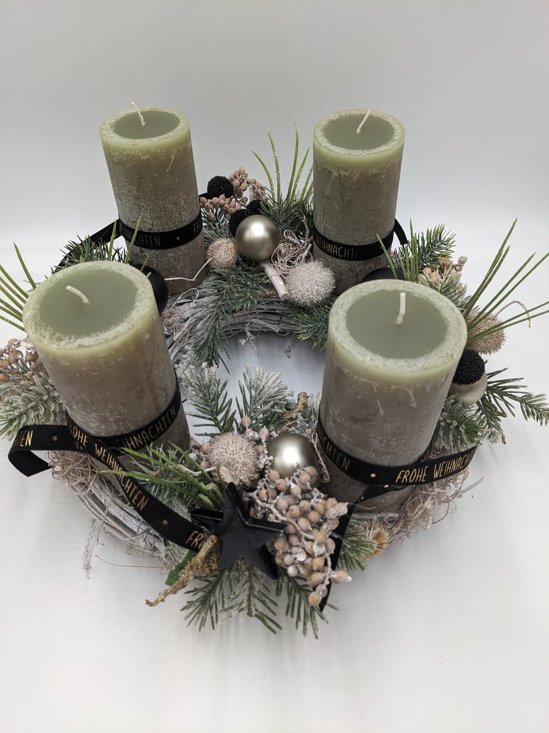 Weihnachtskranz Kugel Stern Beeren lindgrün