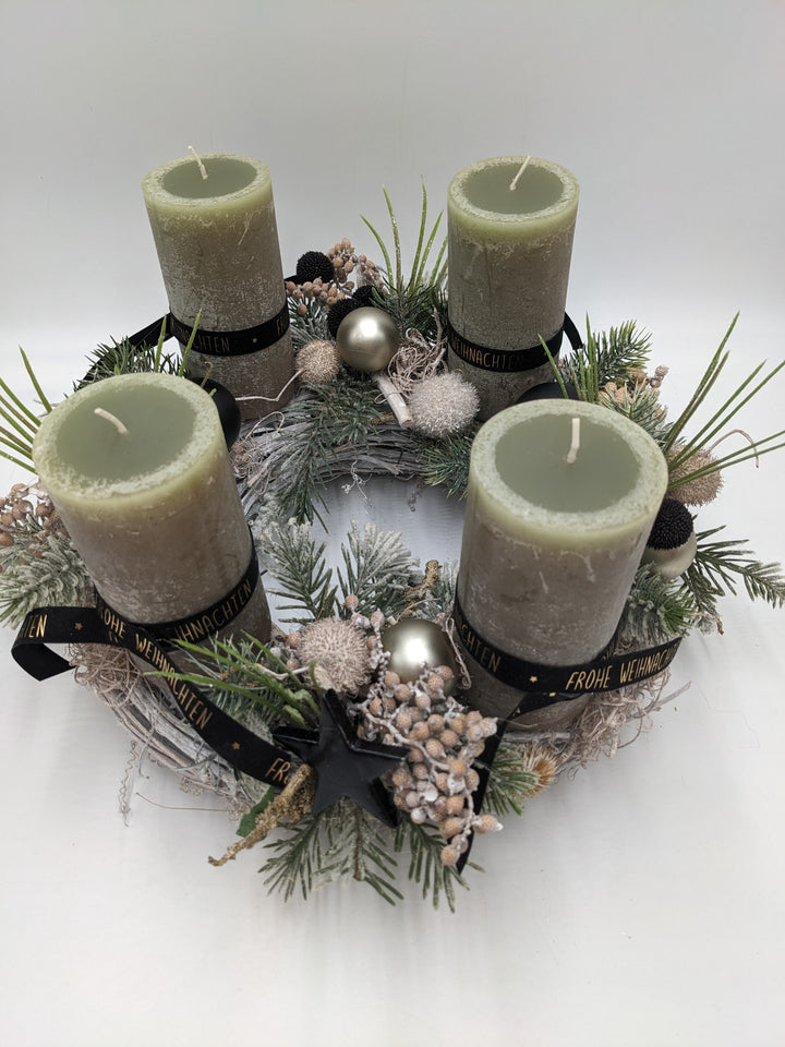 Weihnachtskranz Kugel Stern Beeren lindgrün