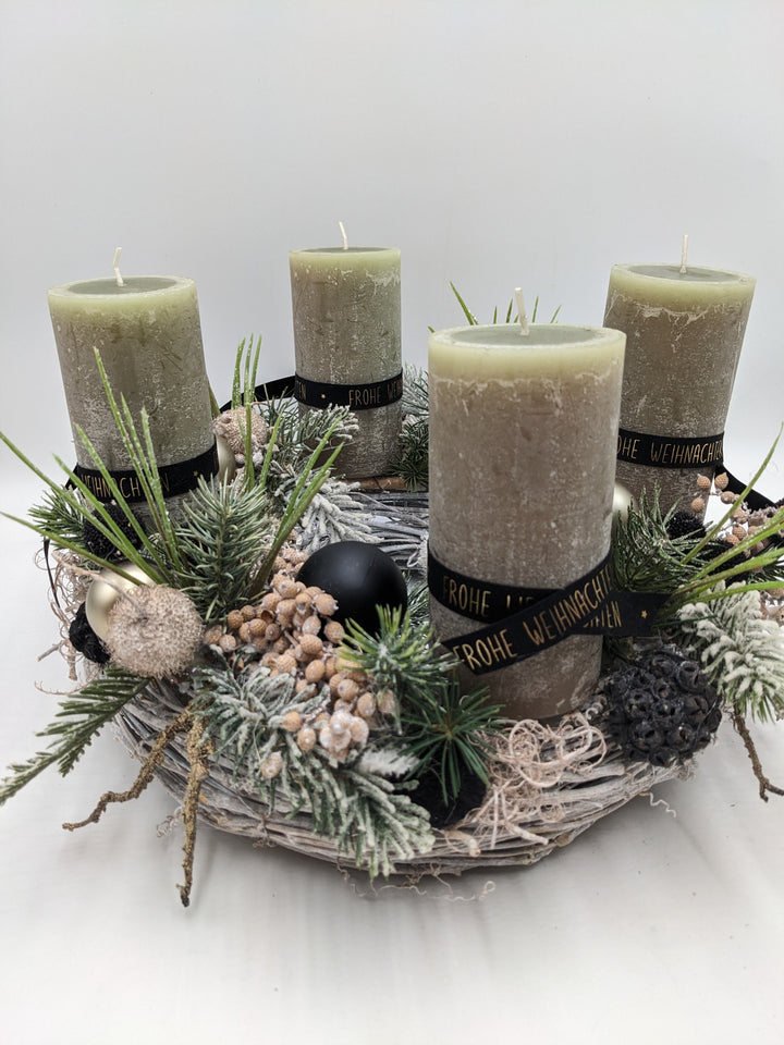 Weihnachtskranz Kugel Stern Beeren lindgrün