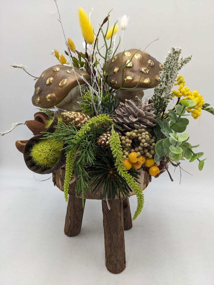 Herbstgesteck Pilz Zapfen Beeren braun