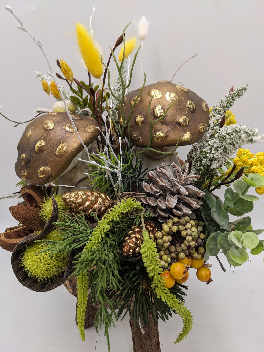 Herbstgesteck Pilz Zapfen Beeren braun