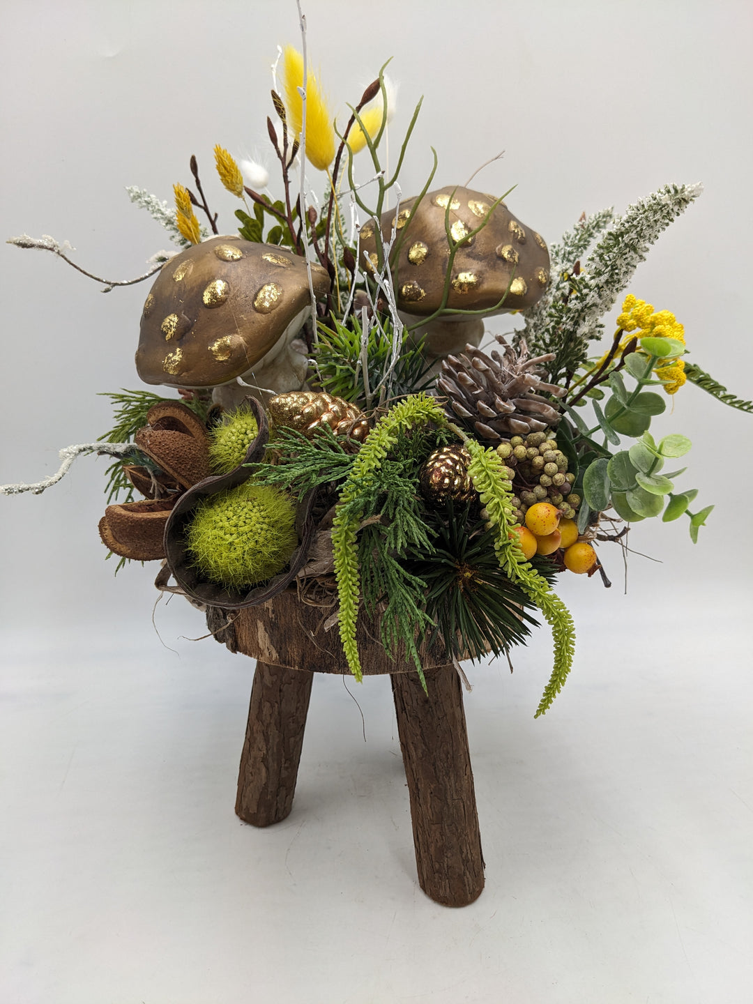 Herbstgesteck Pilz Zapfen Beeren braun