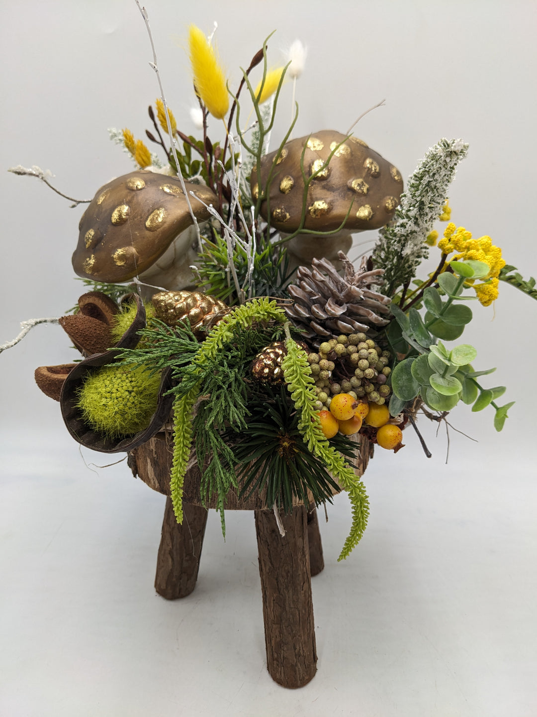 Herbstgesteck Pilz Zapfen Beeren braun