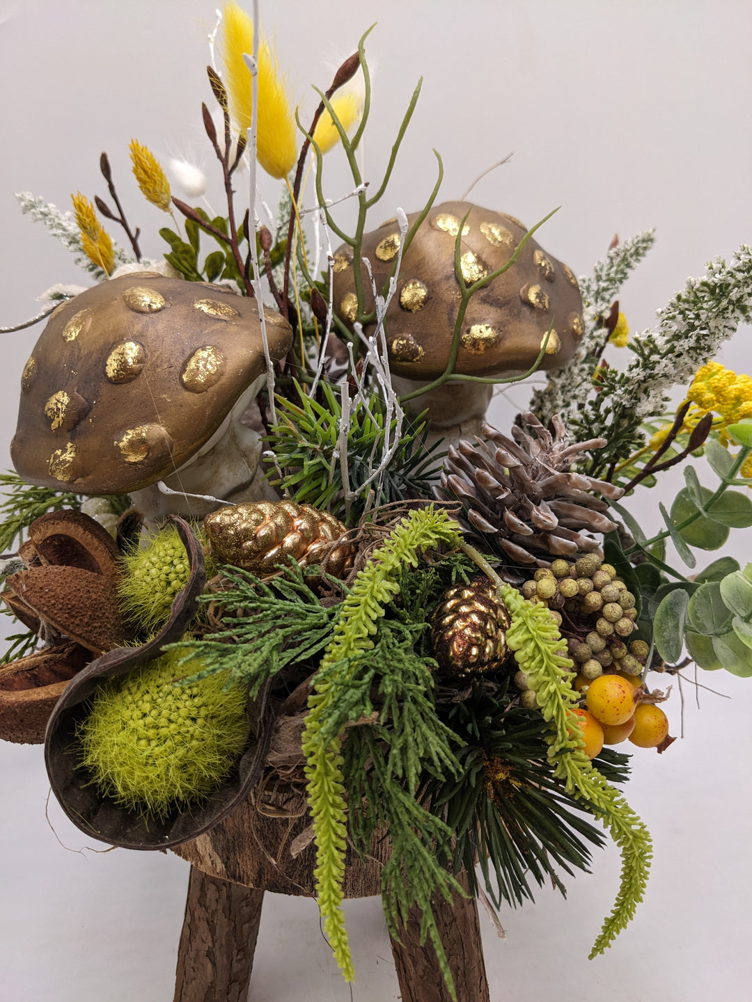 Herbstgesteck Pilz Zapfen Beeren braun