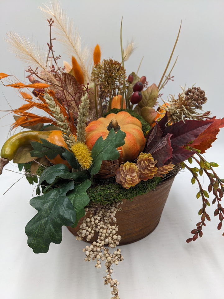 Herbstgesteck Kürbis Zapfen Feder orange