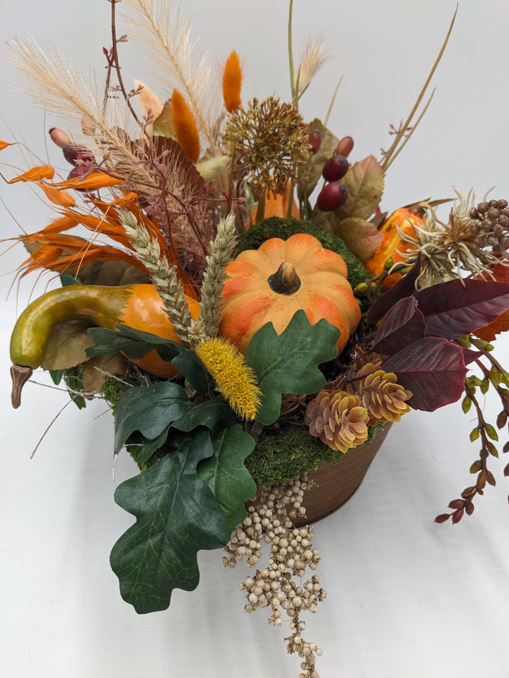 Herbstgesteck Kürbis Zapfen Feder orange
