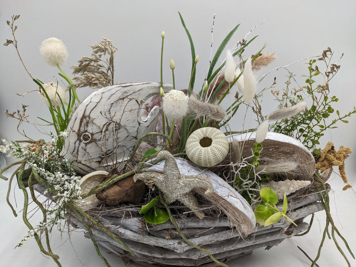 Sommergesteck maritim Fisch Seeigel creme