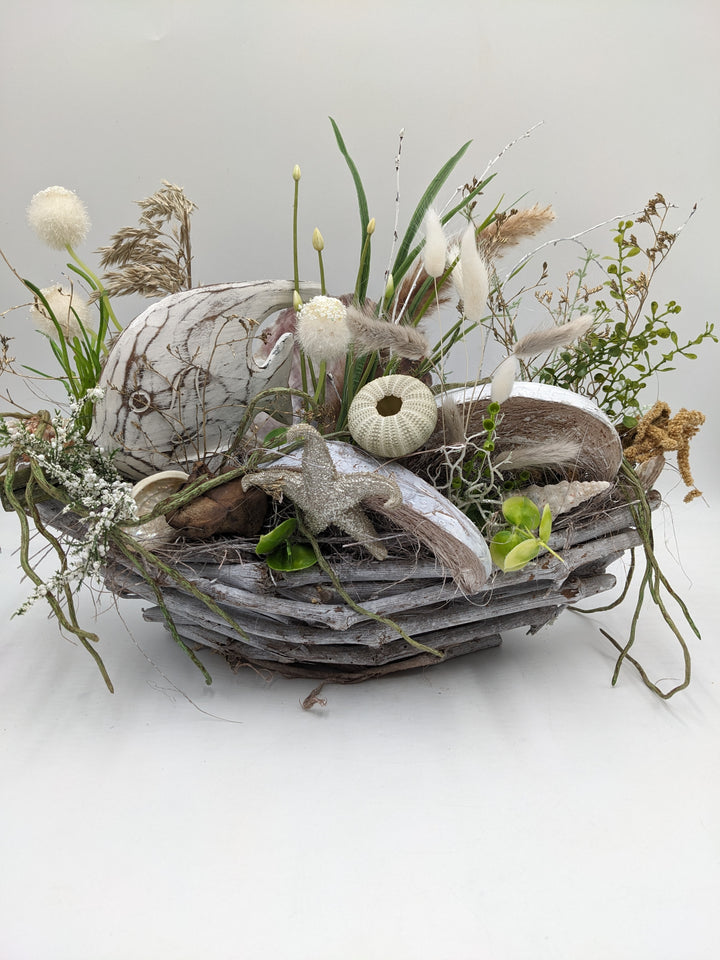 Sommergesteck maritim Fisch Seeigel creme
