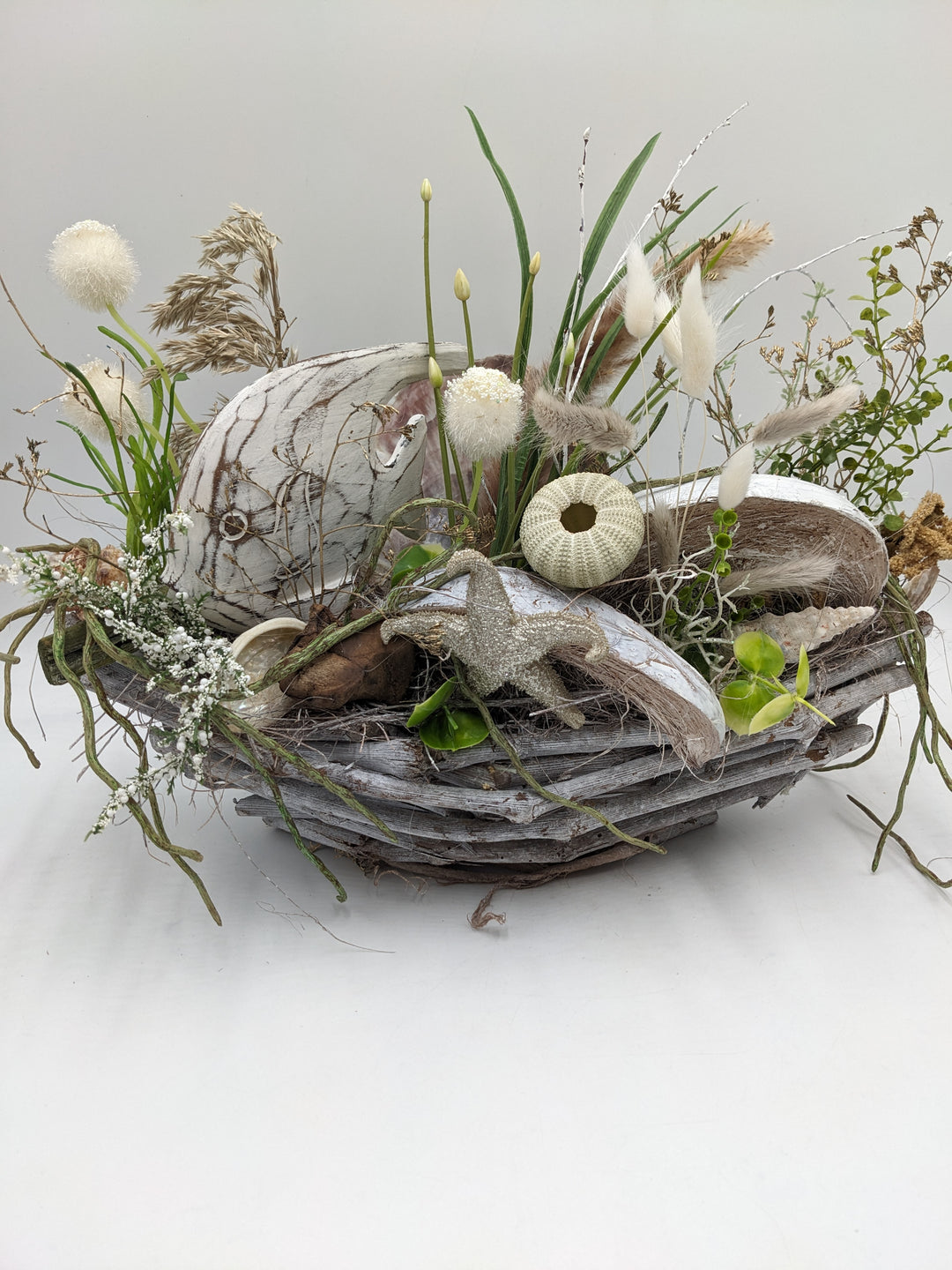 Sommergesteck maritim Fisch Seeigel creme