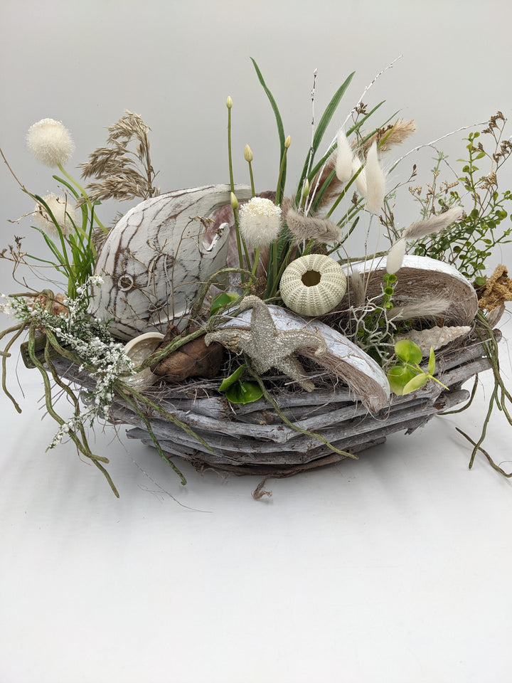 Sommergesteck maritim Fisch Seeigel creme