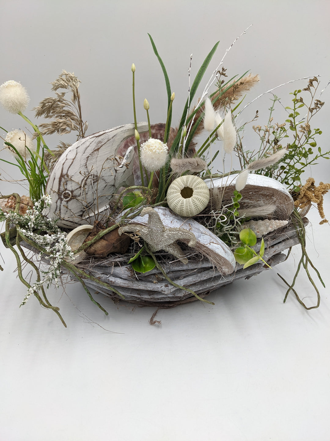 Sommergesteck maritim Fisch Seeigel creme
