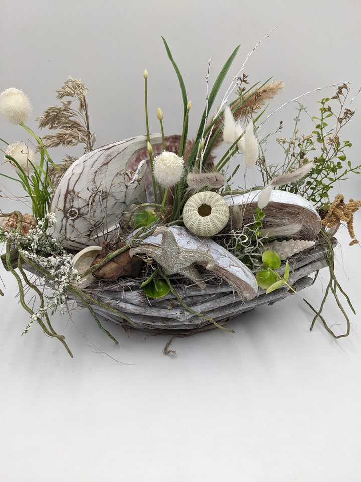 Sommergesteck maritim Fisch Seeigel creme