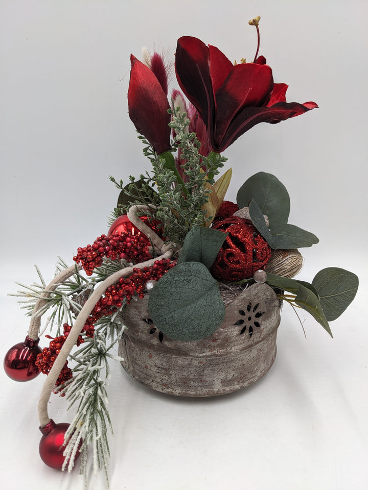 Weihnachtsgesteck Kugel Amaryllis Beeren rot