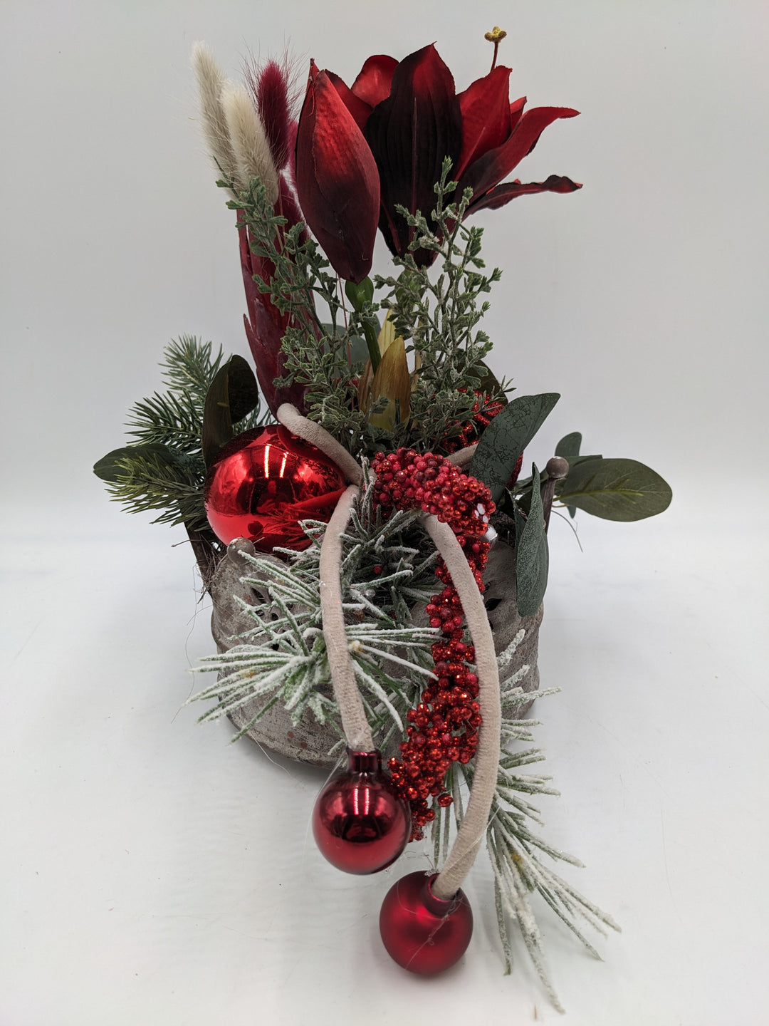 Weihnachtsgesteck Kugel Amaryllis Beeren rot