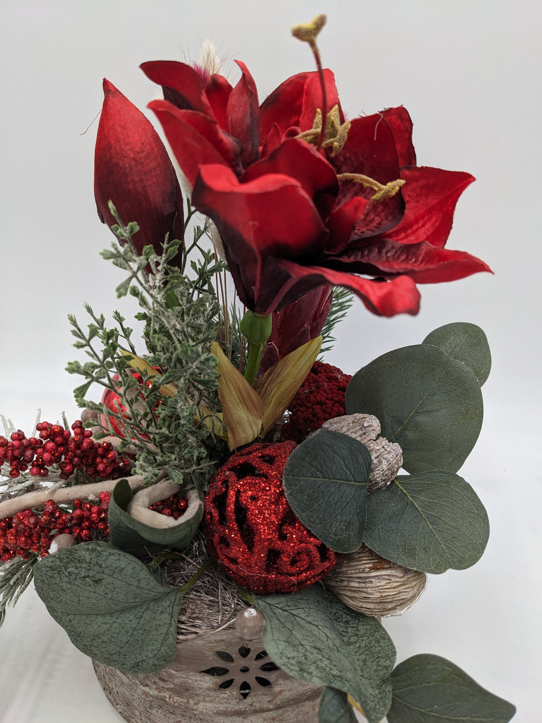 Weihnachtsgesteck Kugel Amaryllis Beeren rot