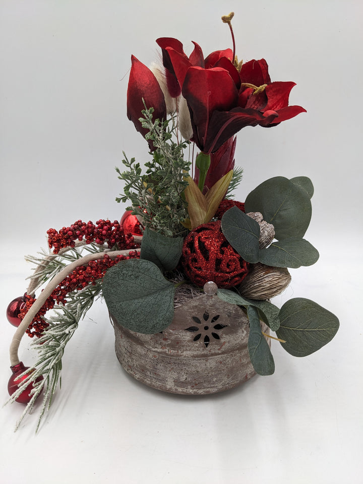 Weihnachtsgesteck Kugel Amaryllis Beeren rot