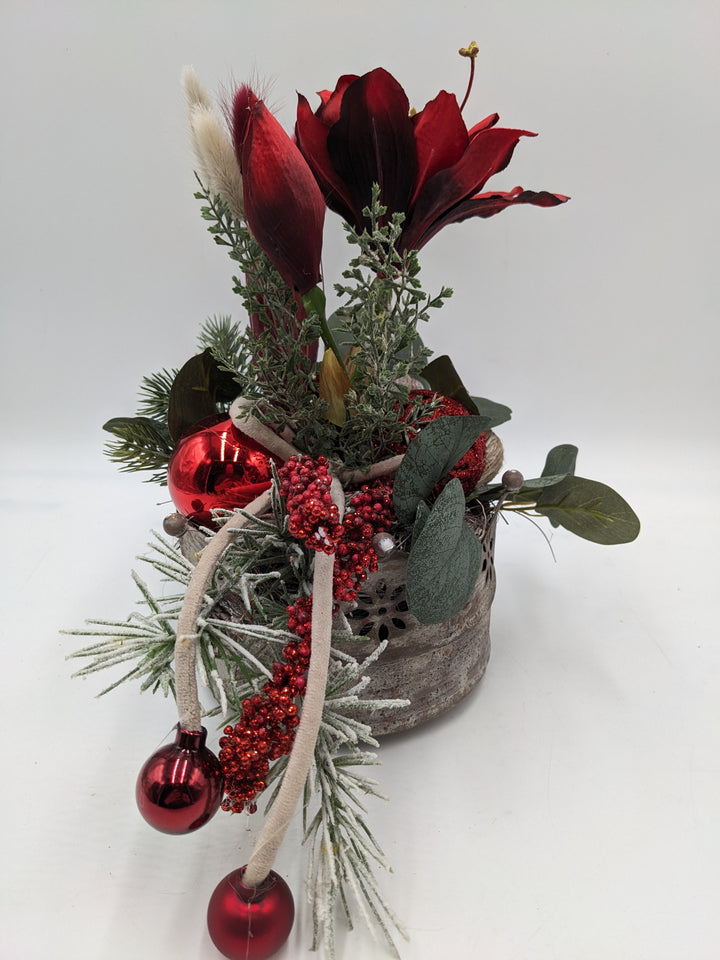 Weihnachtsgesteck Kugel Amaryllis Beeren rot