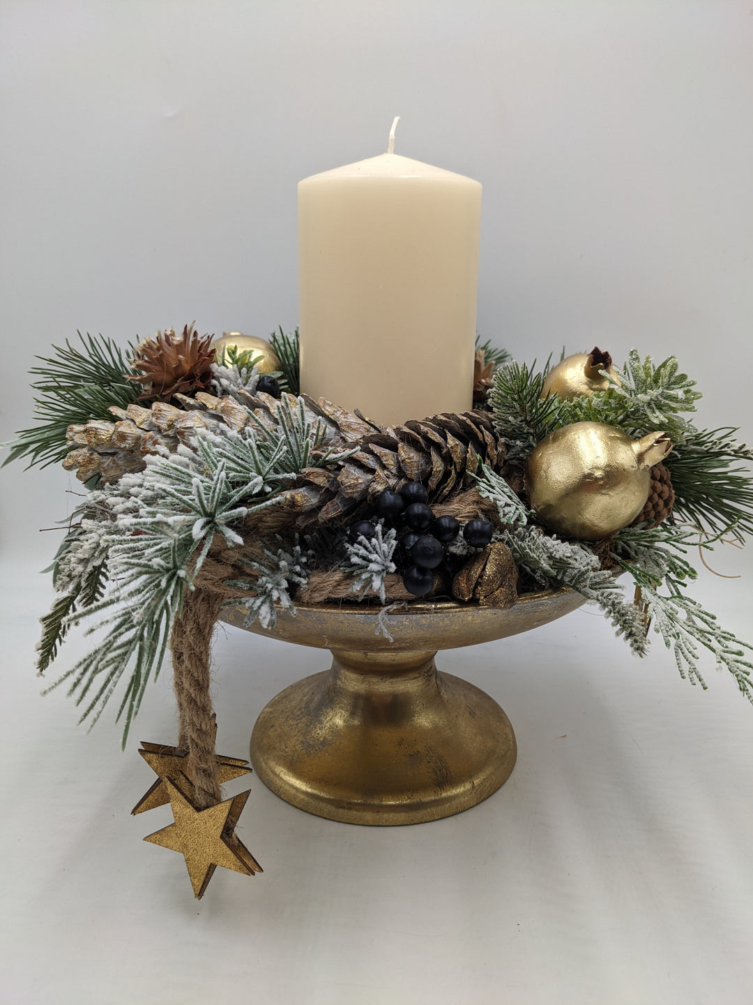 Weihnachtsgesteck Kugel Stern Zapfen creme