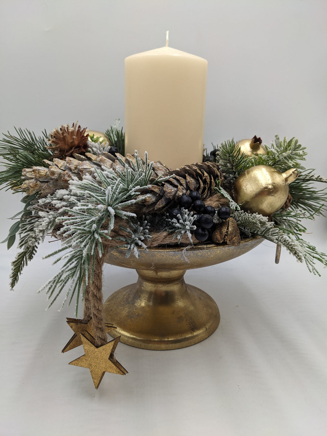Weihnachtsgesteck Kugel Stern Zapfen creme