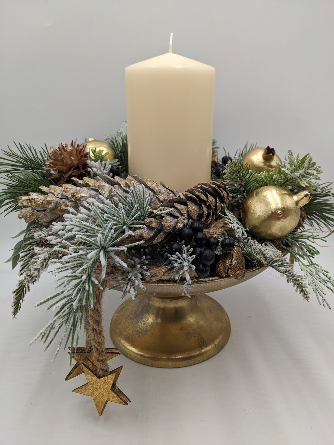 Weihnachtsgesteck Kugel Stern Zapfen creme