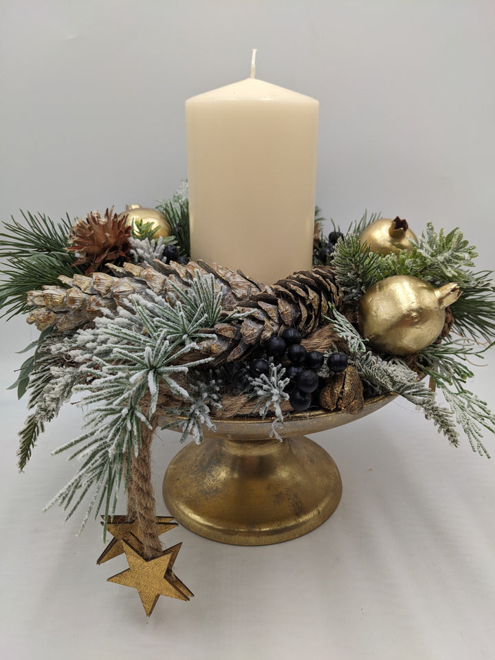 Weihnachtsgesteck Kugel Stern Zapfen creme