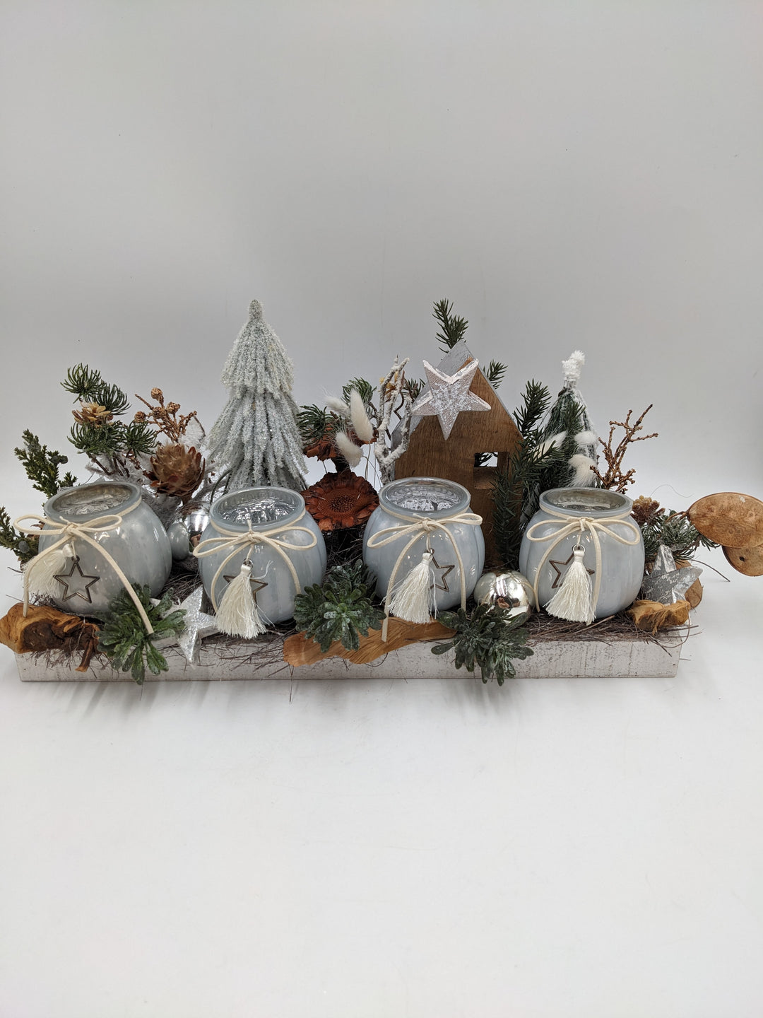 Adventsgesteck Teelicht Kugel Tannenbäumchen weiß