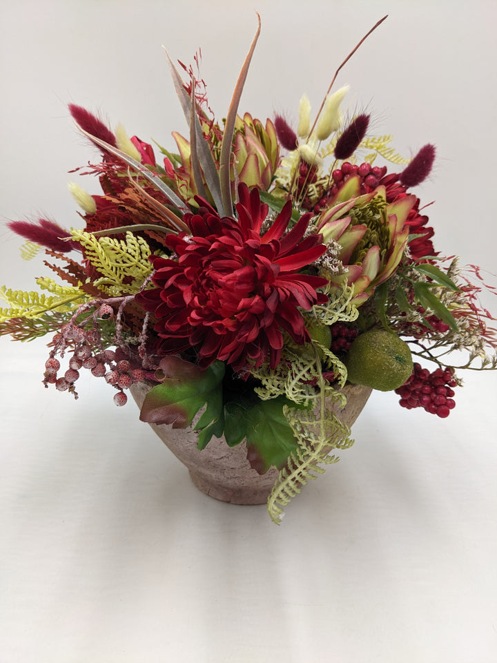 Sommergesteck Birne Dahlie Protea rot