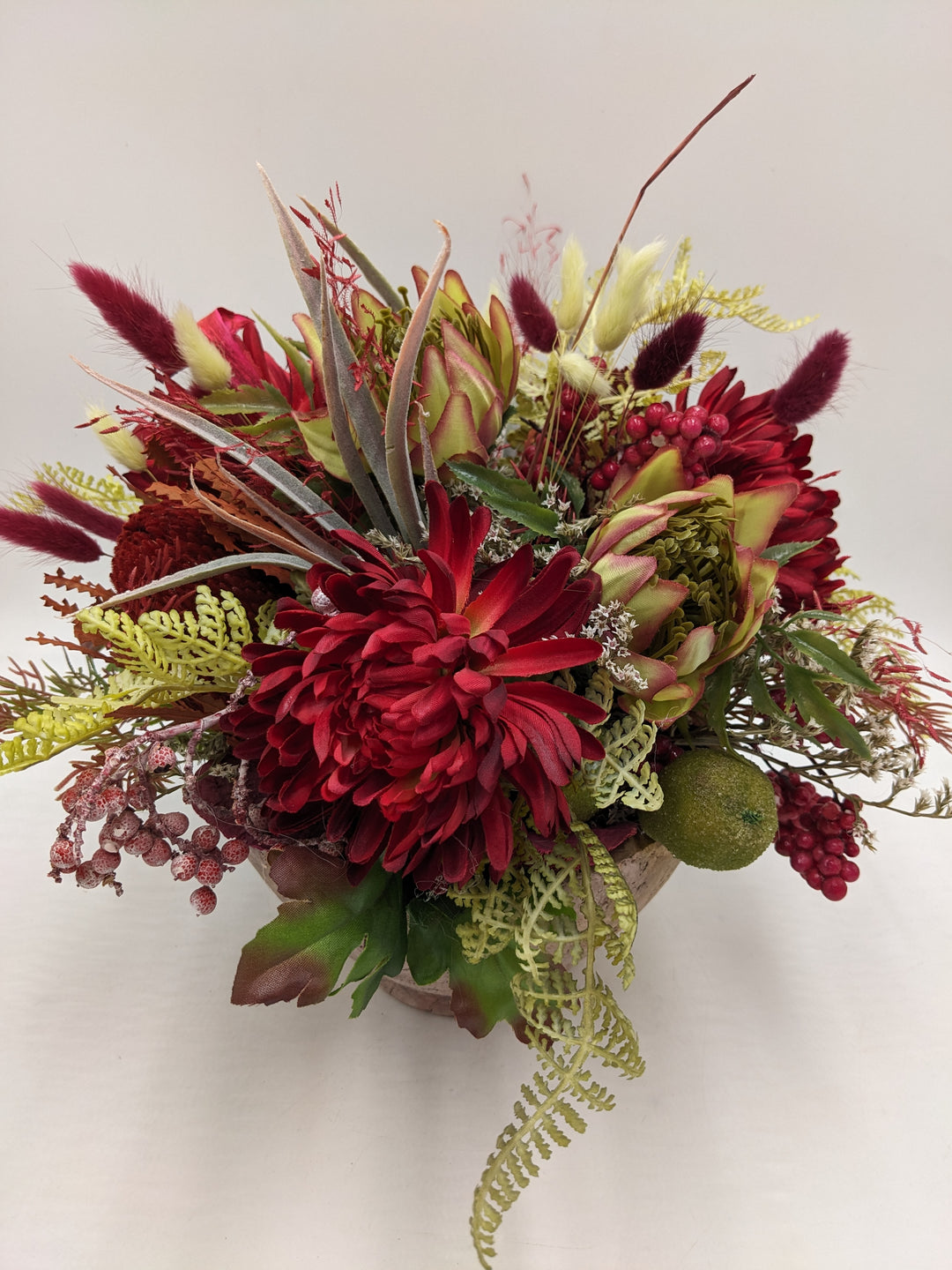 Sommergesteck Birne Dahlie Protea rot