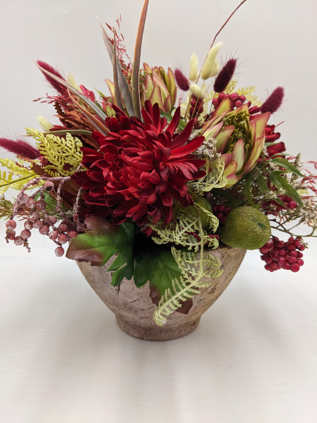 Sommergesteck Birne Dahlie Protea rot