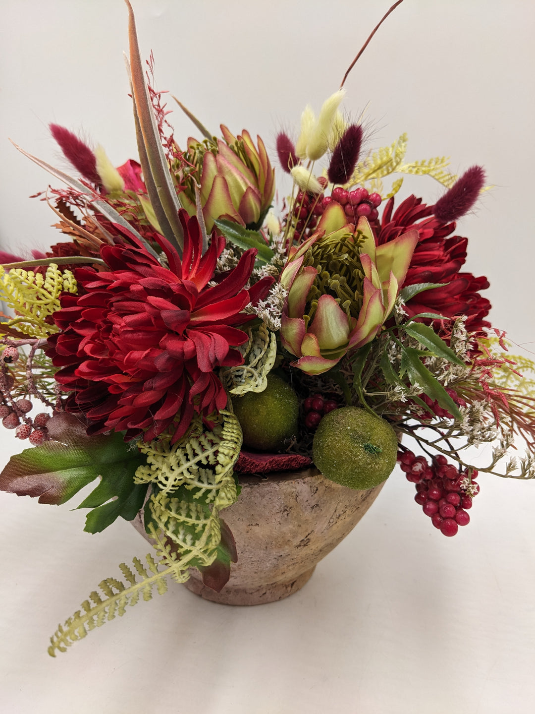 Sommergesteck Birne Dahlie Protea rot