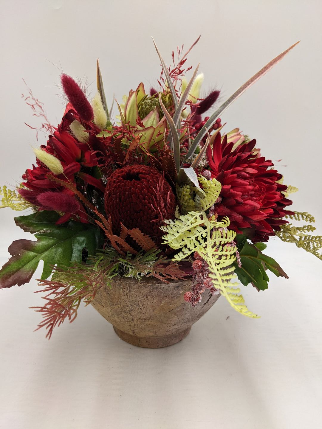 Sommergesteck Birne Dahlie Protea rot
