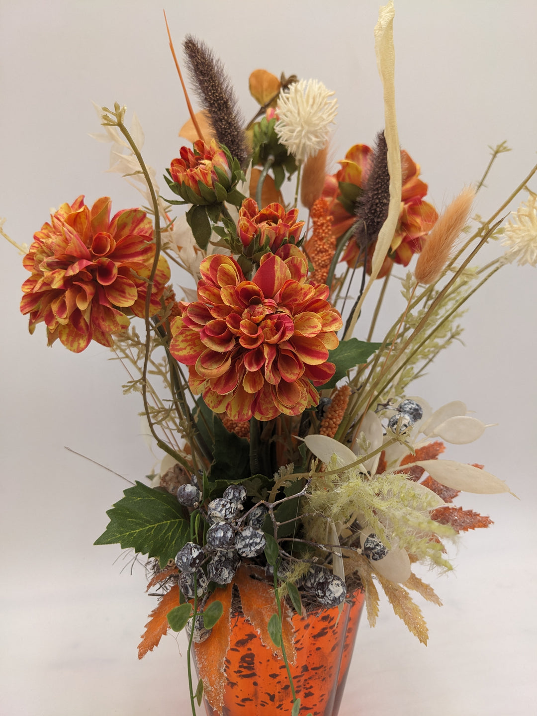 Sommergesteck Dahlie Beeren orange