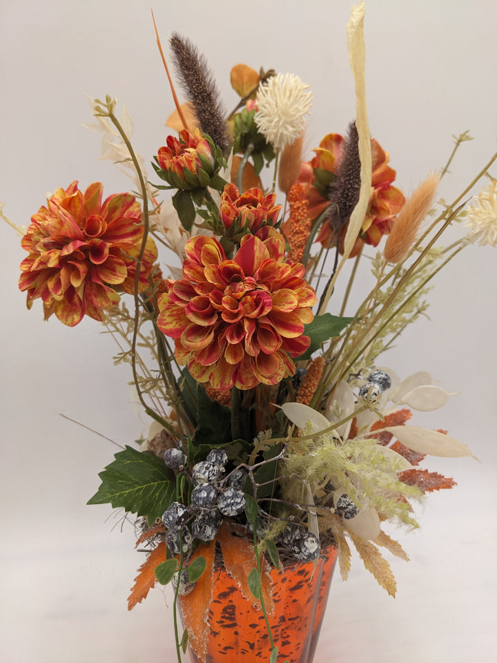 Sommergesteck Dahlie Beeren orange