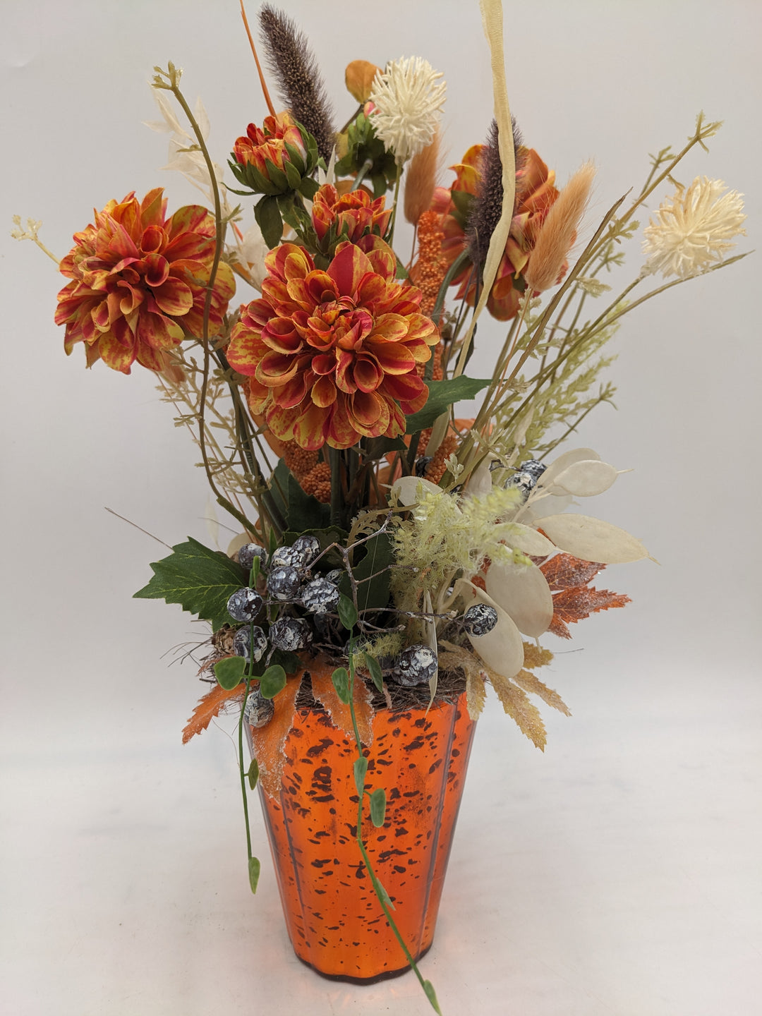 Sommergesteck Dahlie Beeren orange