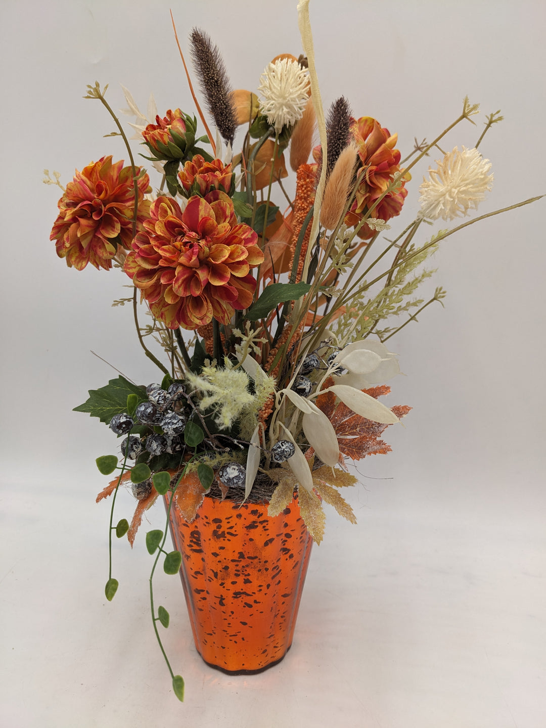 Sommergesteck Dahlie Beeren orange