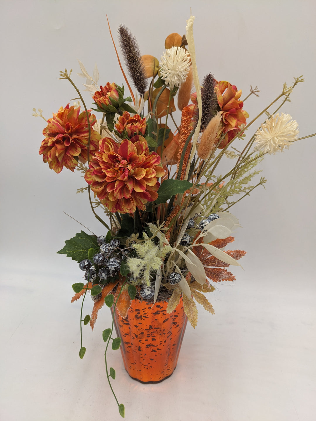 Sommergesteck Dahlie Beeren orange