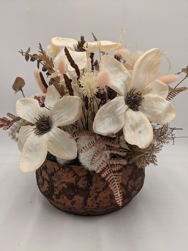 Sommergesteck Magnolie Sonnenhut Farn creme