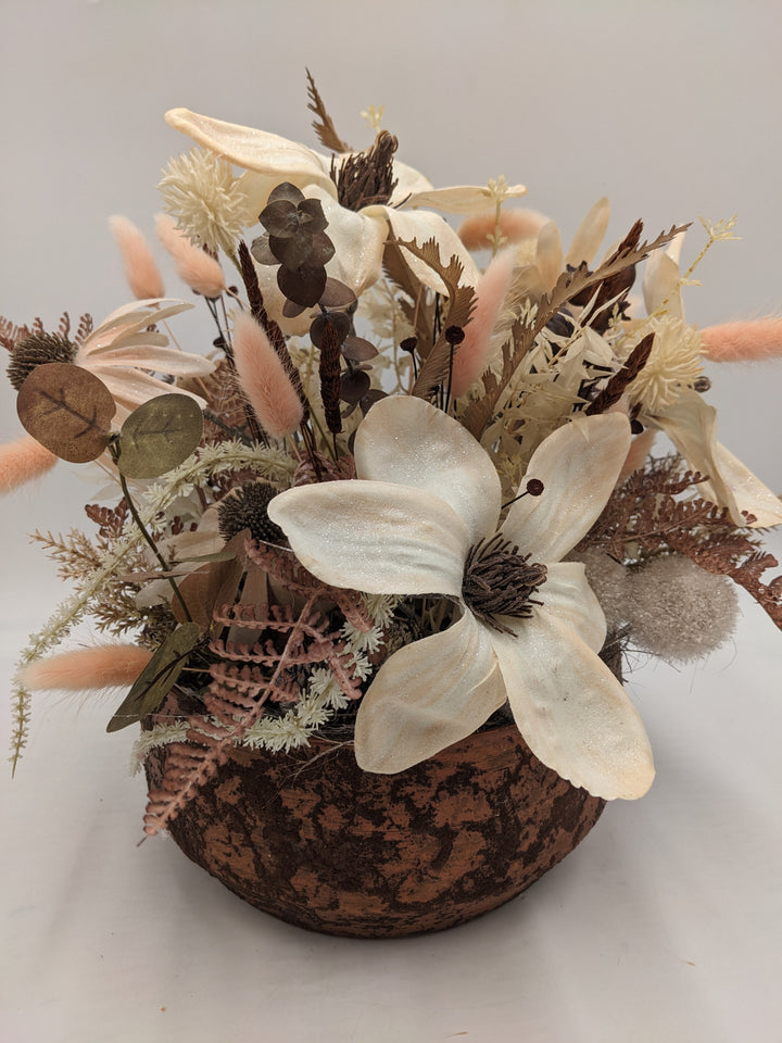 Sommergesteck Magnolie Sonnenhut Farn creme