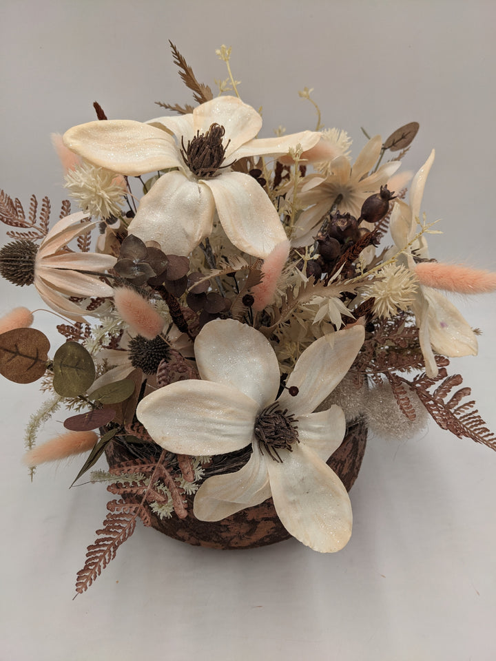 Sommergesteck Magnolie Sonnenhut Farn creme