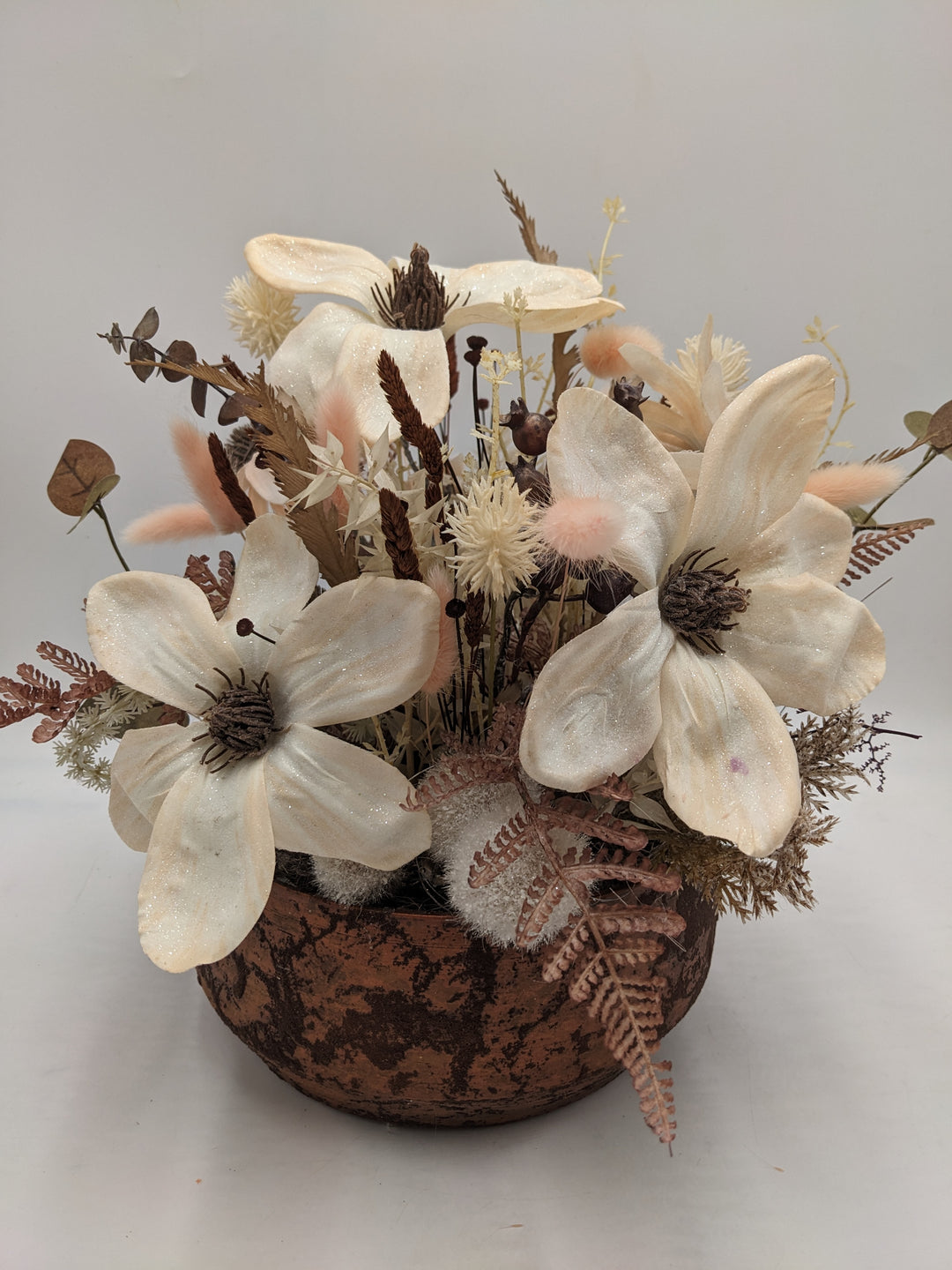 Sommergesteck Magnolie Sonnenhut Farn creme
