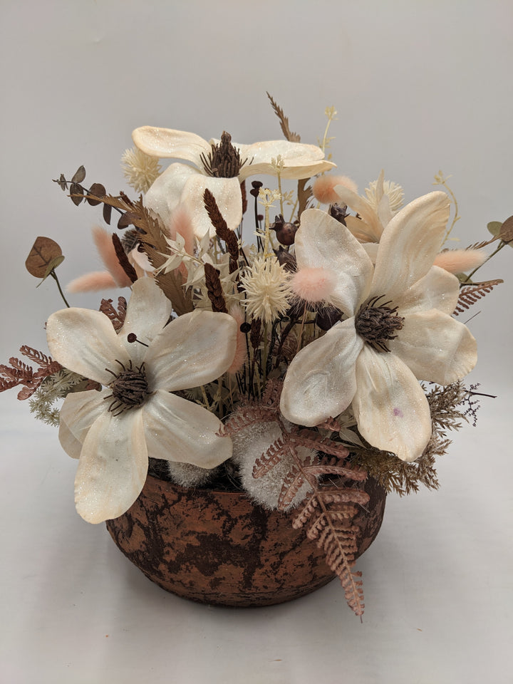 Sommergesteck Magnolie Sonnenhut Farn creme